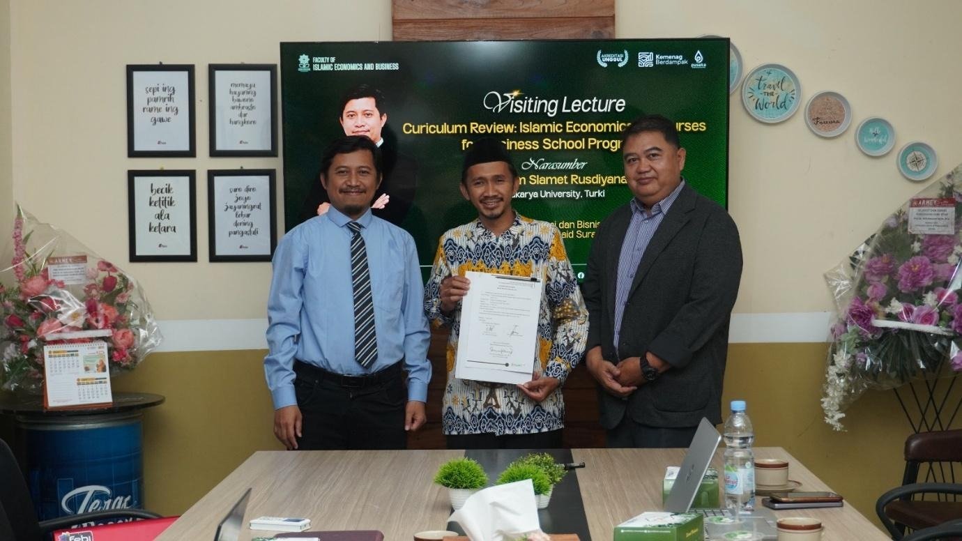 Perkuat Distingsi Global, Prodi Manajemen Zakat dan Wakaf FEBI UIN Surakarta Lakukan Review Kurikulum OBE Bersama Dr. Aam Slamet Rusydiana
